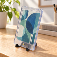 Laden Sie das Bild in den Galerie-Viewer, Sammelkartenständer – schwarzer Kartenhalter in Dreieckform
