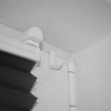 Laden Sie das Bild in den Galerie-Viewer, Fensterhaken Fensterklemme Fensterklammer Fensterclip Fensterdeko Universal Weiß

