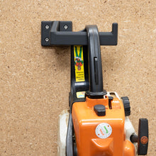 Laden Sie das Bild in den Galerie-Viewer, Wandhalter Kettensäge für Einhell STIHL Bosch Makita Kettensägenhalter Halterung
